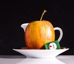Tè alle fette di mela rimedio casalingo per lo stomaco nervoso immagine di copertina